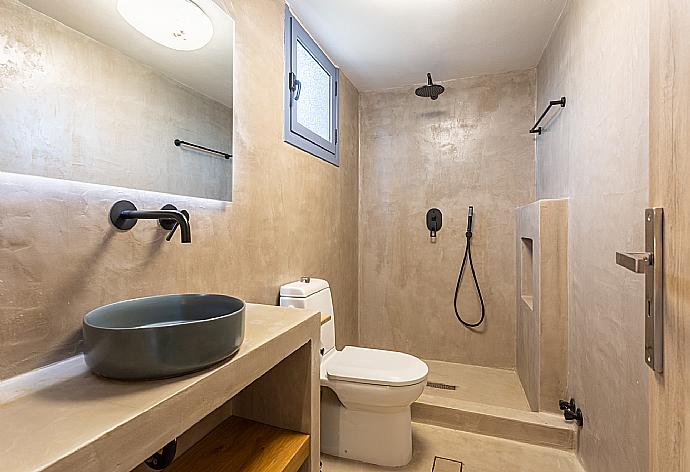 Family bathroom with shower . - Villa Canova . (Fotogalerie) }}