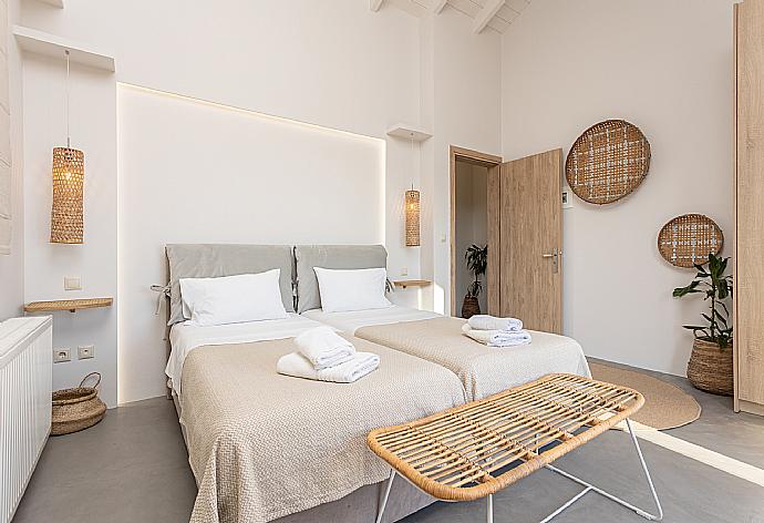 Twin bedroom with A/C and balcony with sea views . - Villa Canova . (Galería de imágenes) }}