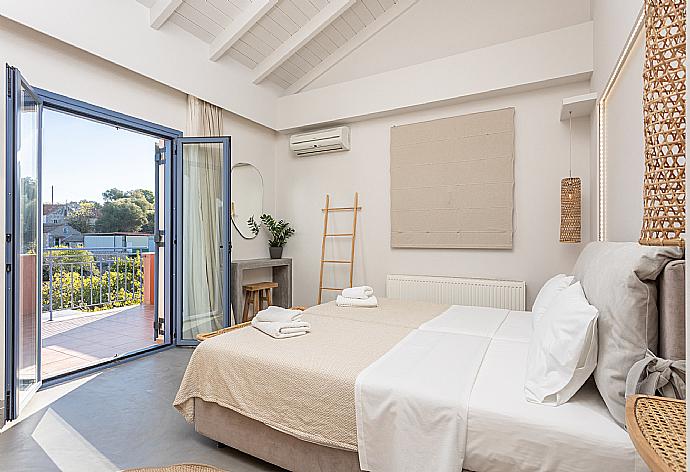 Twin bedroom with A/C and balcony with sea views . - Villa Canova . (Photo Gallery) }}