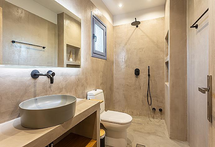 Family bathroom with shower . - Villa Canova . (Fotogalerie) }}