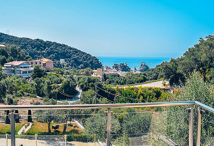 Upper terrace area with sea views . - Villa Argo . (Fotogalerie) }}