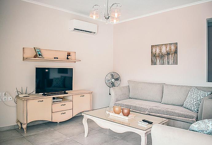 Living room with sofas, dining area, A/C, WiFi internet, satellite TV, and terrace access . - Villa Argo . (Fotogalerie) }}