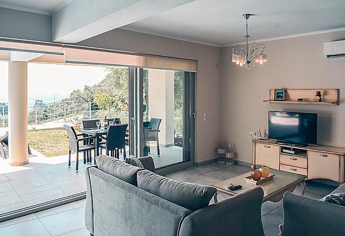 Living room with sofas, dining area, A/C, WiFi internet, satellite TV, and terrace access . - Villa Argo . (Galleria fotografica) }}