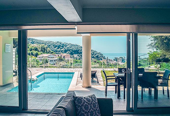 Living room with sofas, dining area, A/C, WiFi internet, satellite TV, and terrace access . - Villa Argo . (Galleria fotografica) }}