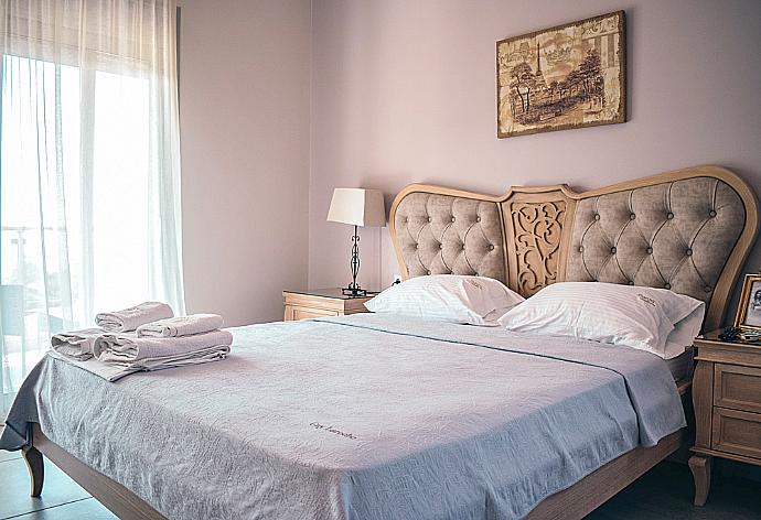 Double bedroom with en suite bathroom and A/C . - Villa Argo . (Galleria fotografica) }}