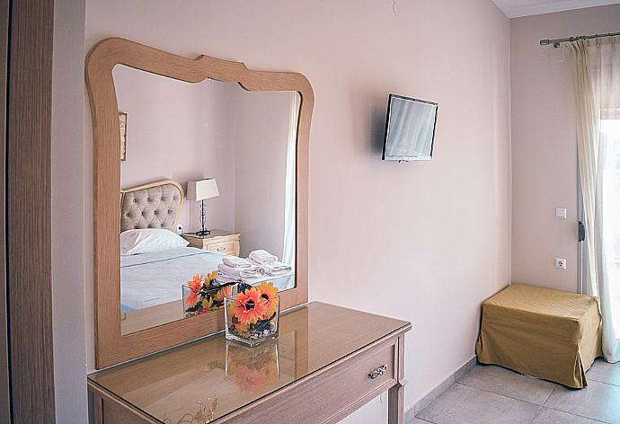 Double bedroom with en suite bathroom and A/C . - Villa Argo . (Galleria fotografica) }}