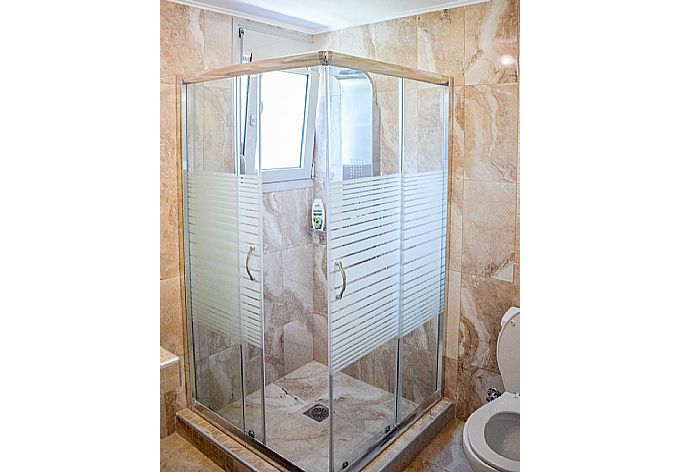 Bathroom with shower . - Villa Argo . (Photo Gallery) }}