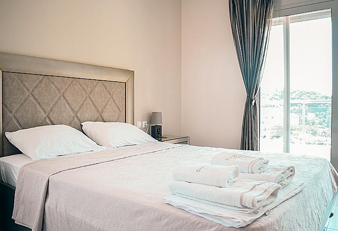 Double bedroom with en suite bathroom and A/C . - Villa Argo . (Fotogalerie) }}