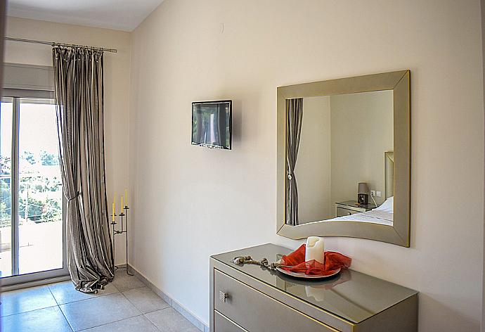 Double bedroom with en suite bathroom and A/C . - Villa Argo . (Fotogalerie) }}