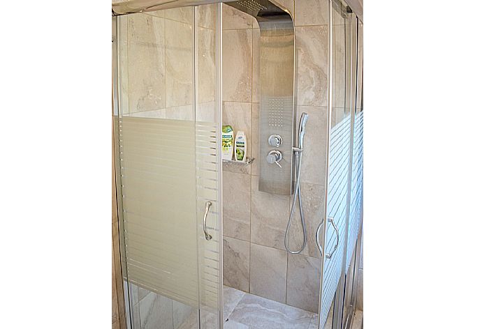 Bathroom with shower  . - Villa Argo . (Galerie de photos) }}