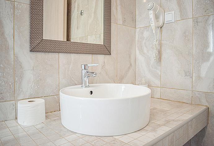 Bathroom with shower  . - Villa Argo . (Galería de imágenes) }}