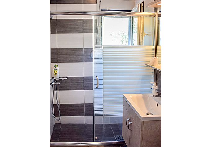 Bathroom with shower  . - Villa Argo . (Photo Gallery) }}
