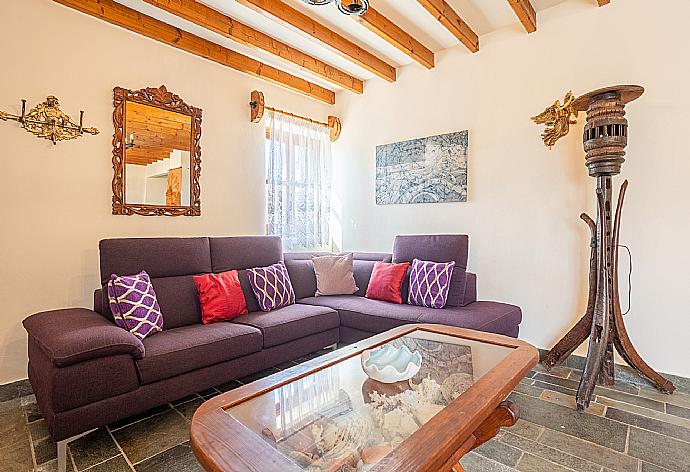 Living room with sofas, ornamental fireplace, WiFi internet, and satellite TV . - Villa Petroktisto . (Galerie de photos) }}