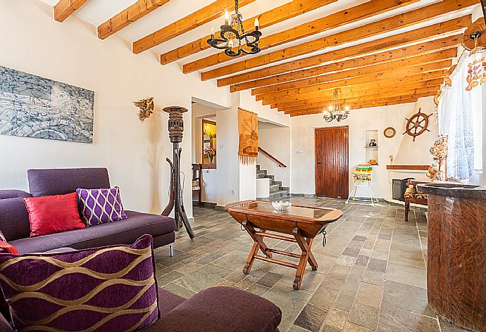 Living room with sofas, ornamental fireplace, WiFi internet, and satellite TV . - Villa Petroktisto . (Fotogalerie) }}