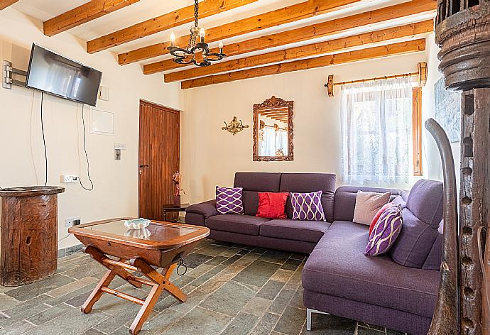 Living room with sofas, ornamental fireplace, WiFi internet, and satellite TV . - Villa Petroktisto . (Galería de imágenes) }}