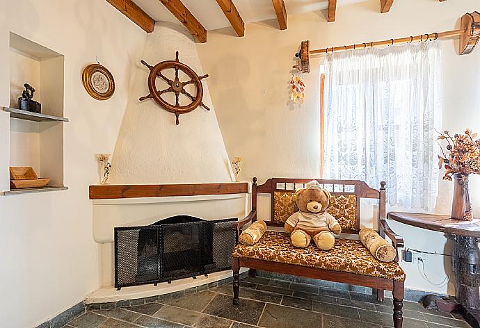 Living room with sofas, ornamental fireplace, WiFi internet, and satellite TV . - Villa Petroktisto . (Fotogalerie) }}