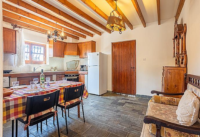 Equipped kitchen with dining area . - Villa Petroktisto . (Fotogalerie) }}