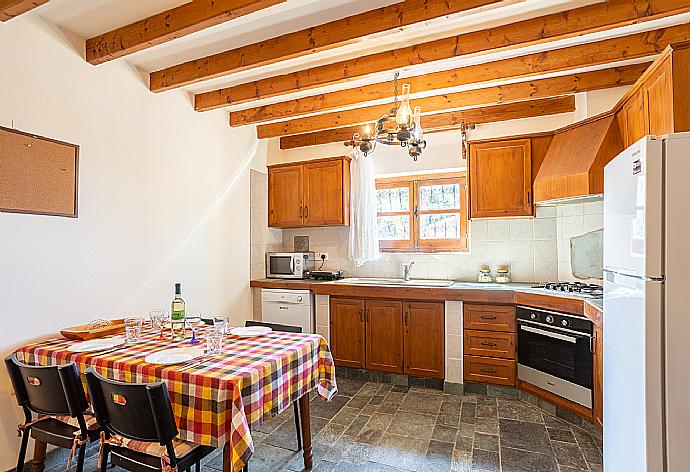 Equipped kitchen with dining area . - Villa Petroktisto . (Galerie de photos) }}