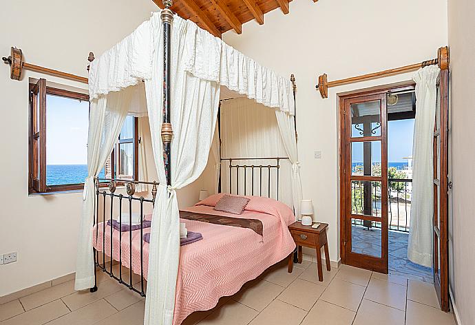 Double bedroom with en suite bathroom, A/C, and sea views . - Villa Petroktisto . (Fotogalerie) }}