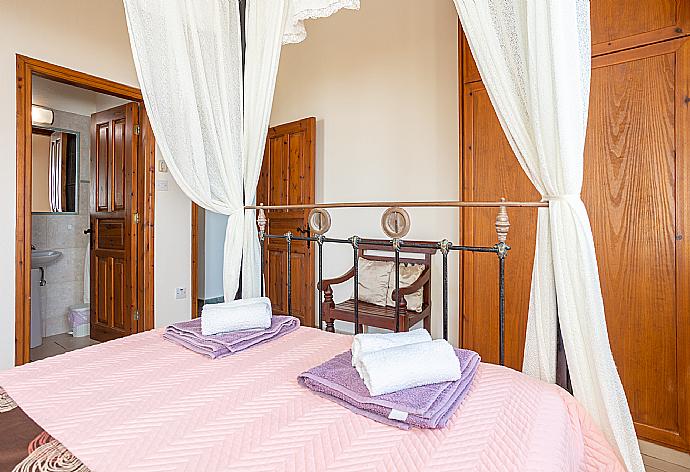 Double bedroom with en suite bathroom, A/C, and sea views . - Villa Petroktisto . (Photo Gallery) }}