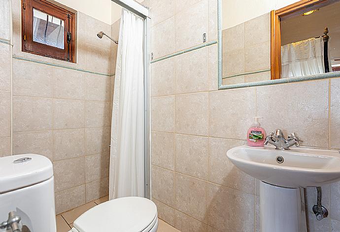 En suite bathroom with shower . - Villa Petroktisto . (Fotogalerie) }}