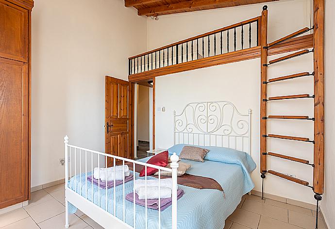 Double bedroom with A/C and sea views . - Villa Petroktisto . (Fotogalerie) }}