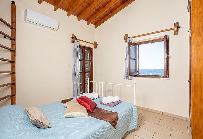 Double bedroom with A/C and sea views . - Villa Petroktisto . (Photo Gallery) }}