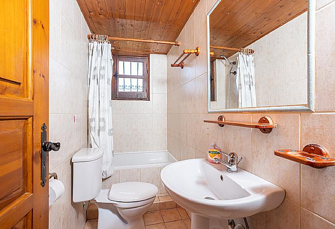 Family bathroom with bath and shower . - Villa Petroktisto . (Fotogalerie) }}