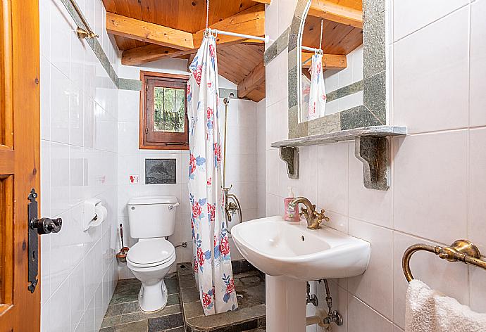 Family bathroom with shower . - Villa Petroktisto . (Galerie de photos) }}