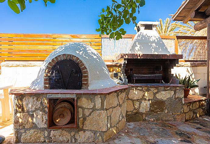 Terrace area with BBQ and wood-fired oven . - Villa Petroktisto . (Galería de imágenes) }}