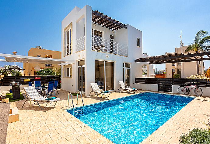 ,Beautiful villa with private pool and terrace . - Villa Vitamin Blue . (Photo Gallery) }}