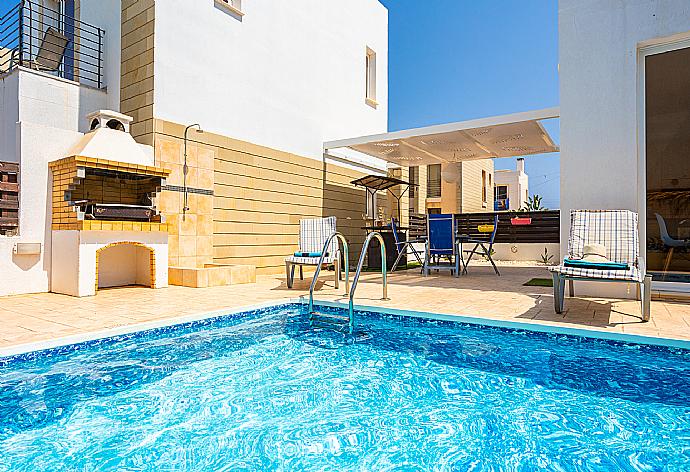 Private pool and terrace . - Villa Vitamin Blue . (Галерея фотографий) }}