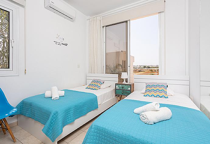 Twin bedroom with A/C . - Villa Vitamin Blue . (Fotogalerie) }}