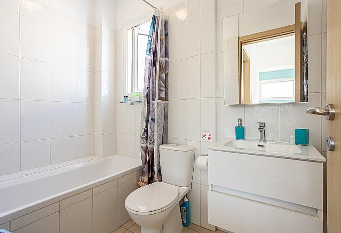 Family bathroom with bath and shower . - Villa Vitamin Blue . (Fotogalerie) }}