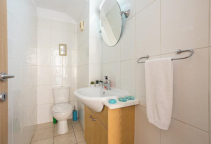 Family bathroom . - Villa Vitamin Blue . (Fotogalerie) }}