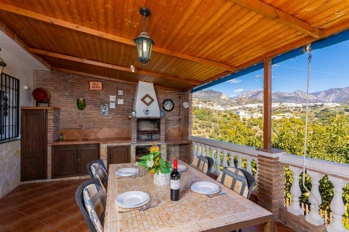 Sheltered terrace area with BBQ and views of Frigiliana . - Villa Paloma . (Galerie de photos) }}