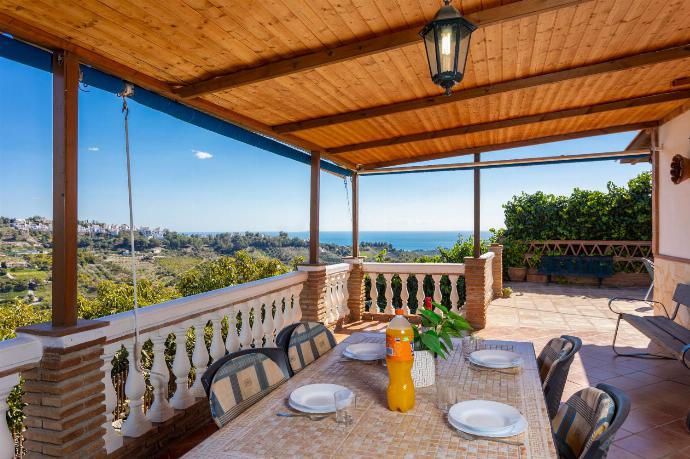 Sheltered terrace area with sea views . - Villa Paloma . (Fotogalerie) }}