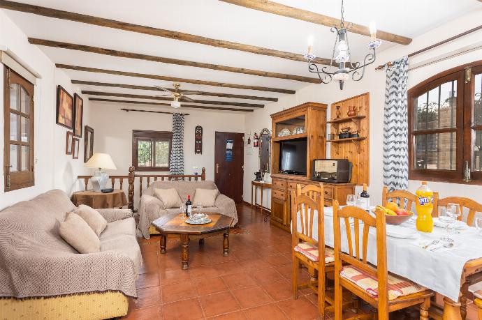 Open-plan living room with sofas, dining area, kitchen, ornamental fireplace, WiFi internet, and satellite TV . - Villa Paloma . (Fotogalerie) }}