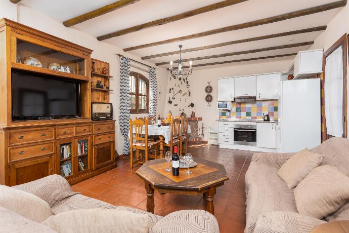 Open-plan living room with sofas, dining area, kitchen, ornamental fireplace, WiFi internet, and satellite TV . - Villa Paloma . (Galleria fotografica) }}