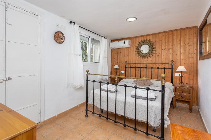 Double bedroom with A/C . - Villa Paloma . (Photo Gallery) }}