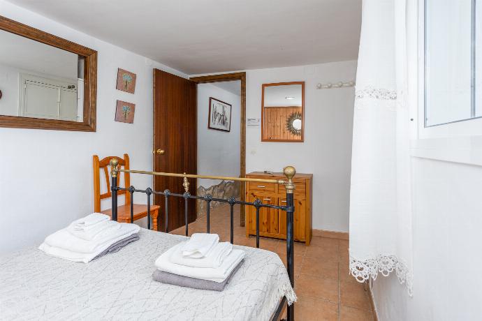 Double bedroom with A/C . - Villa Paloma . (Galleria fotografica) }}