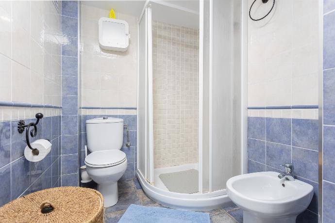 Family bathroom with shower . - Villa Paloma . (Galleria fotografica) }}