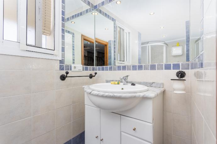 Family bathroom with shower . - Villa Paloma . (Галерея фотографий) }}