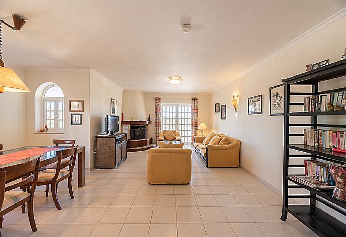 Open-space living room and dining area . - Villa Gabi . (Fotogalerie) }}