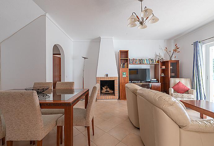 Open-space dining area and living room . - Villa Gui . (Galerie de photos) }}