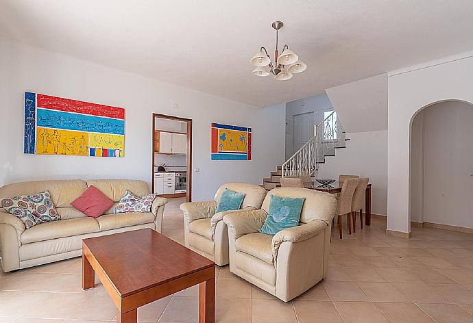 Open-space dining area and living room . - Villa Gui . (Galerie de photos) }}