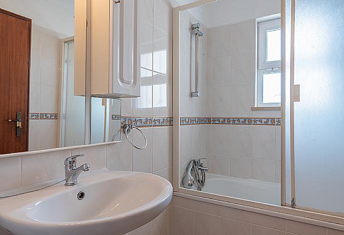 Bathroom . - Villa Gui . (Photo Gallery) }}