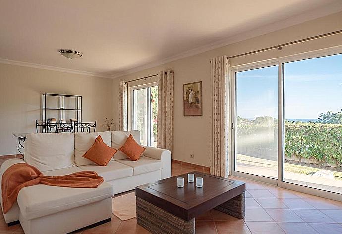 Open-space dining area and living room . - Villa Costa . (Galerie de photos) }}