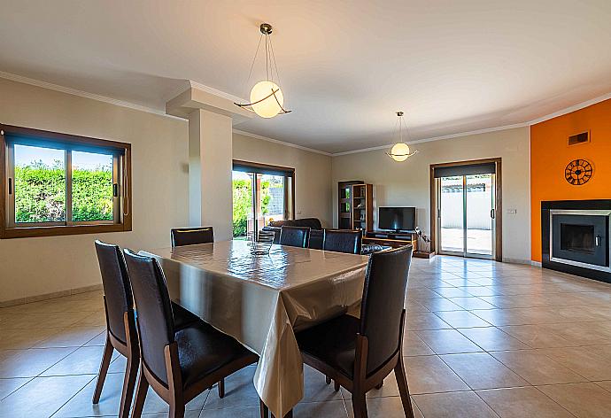 Open-space living room and dining area . - Villa Hunes . (Galería de imágenes) }}