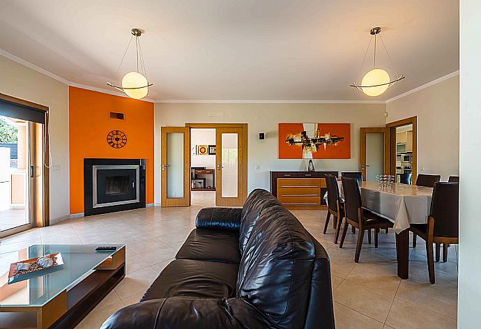 Open-space living room and dining area . - Villa Hunes . (Galería de imágenes) }}